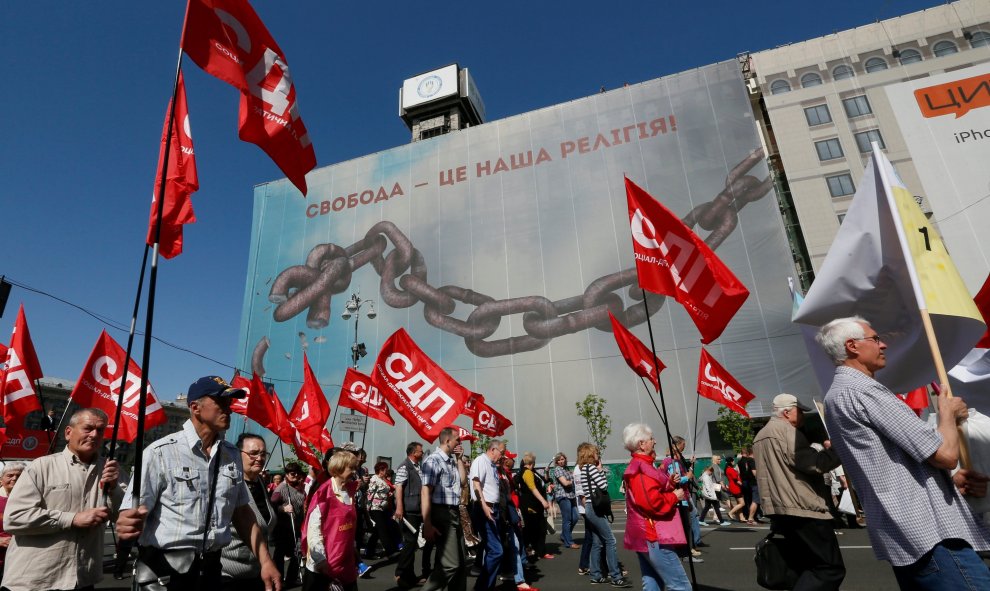 Miles de personas asisten a la manifestación del Día del Trabajador convocada en Kiev (Ucrania). EFE/ Sergey Dolzhenko