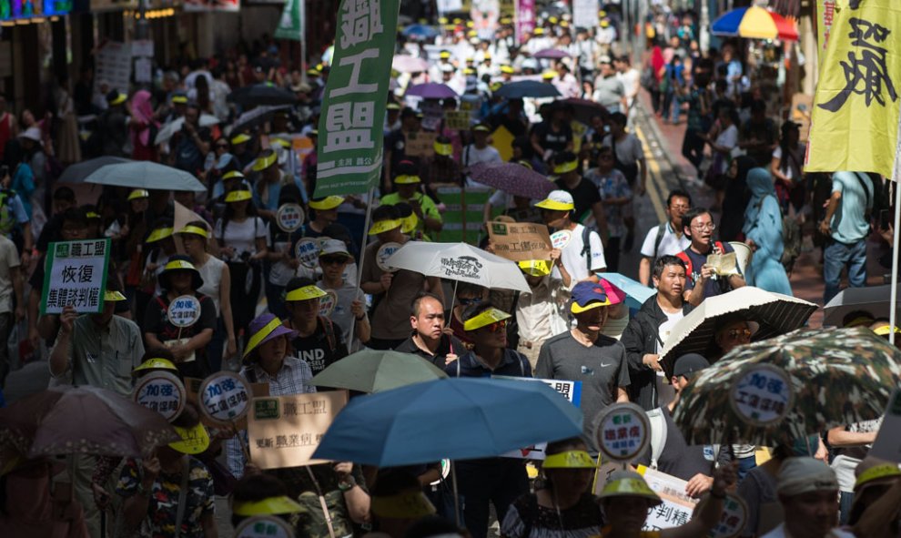 Trabajadores participan en la manifestación convocada por los sindicatos con motivo del Día del Trabajador en Hong Kong (China). EFE/ Jerome Favre
