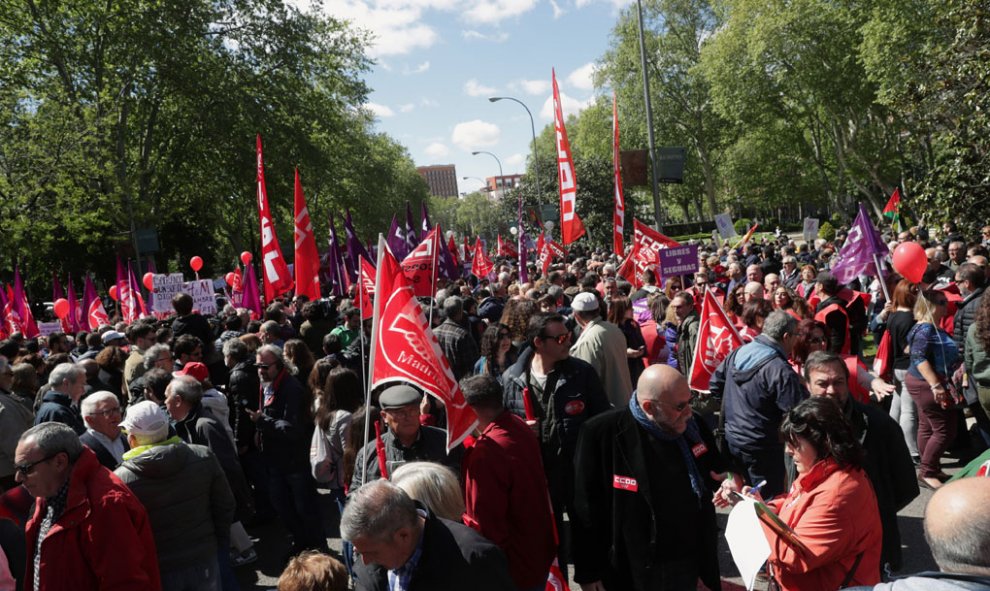 Miles de personas participan en la manifestación celebrada en Madrid con motivo del Primero de Mayo. EFE/Zipi