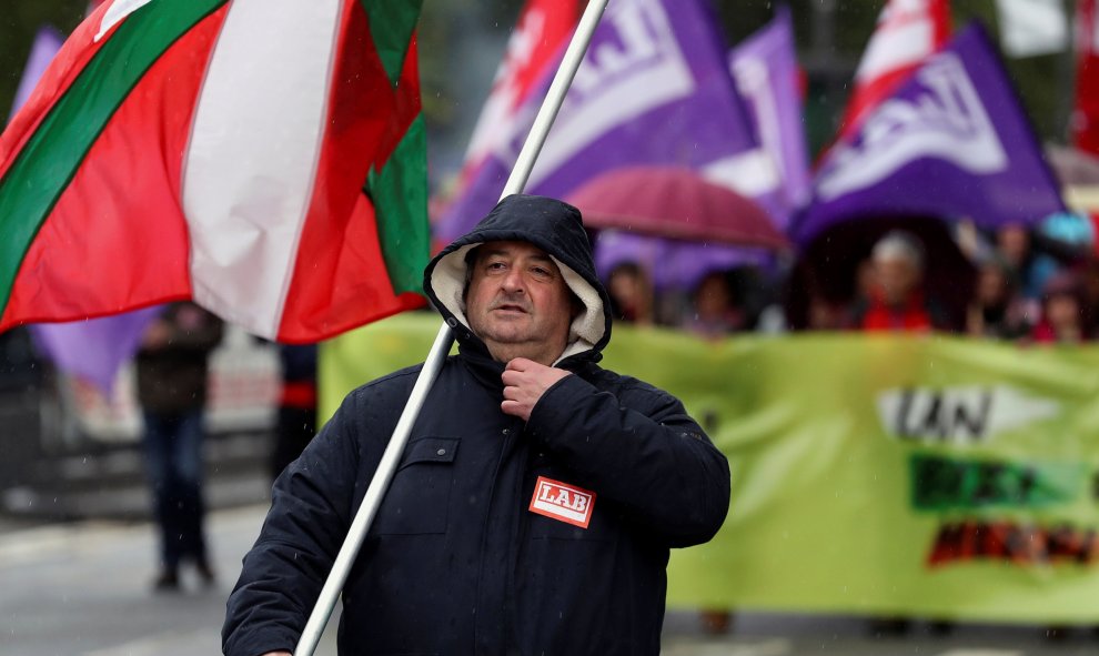 Manifestación convocada por el sindicato LAB en San Sebastián con motivo del Primero de Mayo. EFE/Juan Herrero.