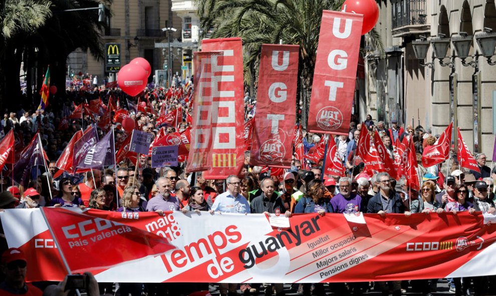 Los sindicatos CCOO PV y UGT-PV celebran el Primero de Mayo con una manifestación bajo el lema "Tiempo de ganar derechos" en igualdad, empleo, salarios y pensiones.EFE/ Juan Carlos Cárdenas