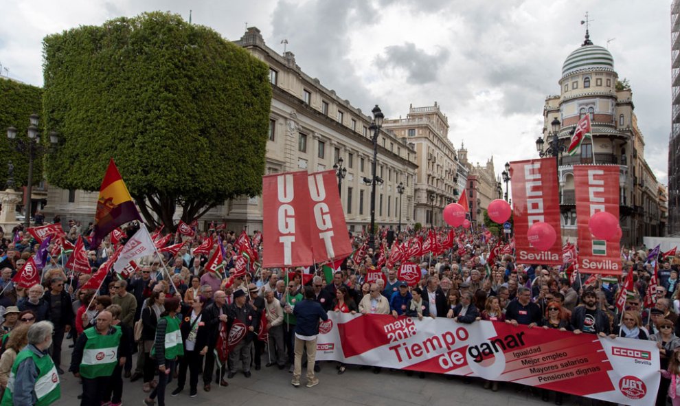 Manifestación del Primero de Mayo en Sevilla, donde miles de personas se han dado cita para reivindicar la igualdad de género, el empleo de calidad y las pensiones dignas, y cuyo lema es "Es tiempo de ganar. Igualdad, mejor empleo, mayores salarios y pens