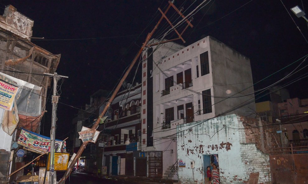 Línea eléctrica caída después de una gran tormenta en Agra, en el estado de Uttar Pradesh, en el norte de la India. AFP