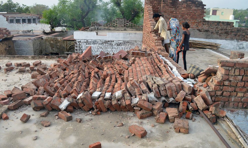 Pared dañada por los fuertes vientos durante una gran tormenta en el distrito de Agra en el estado de Uttar Pradesh, en el norte de India, el 3 de mayo de 2018. AFP