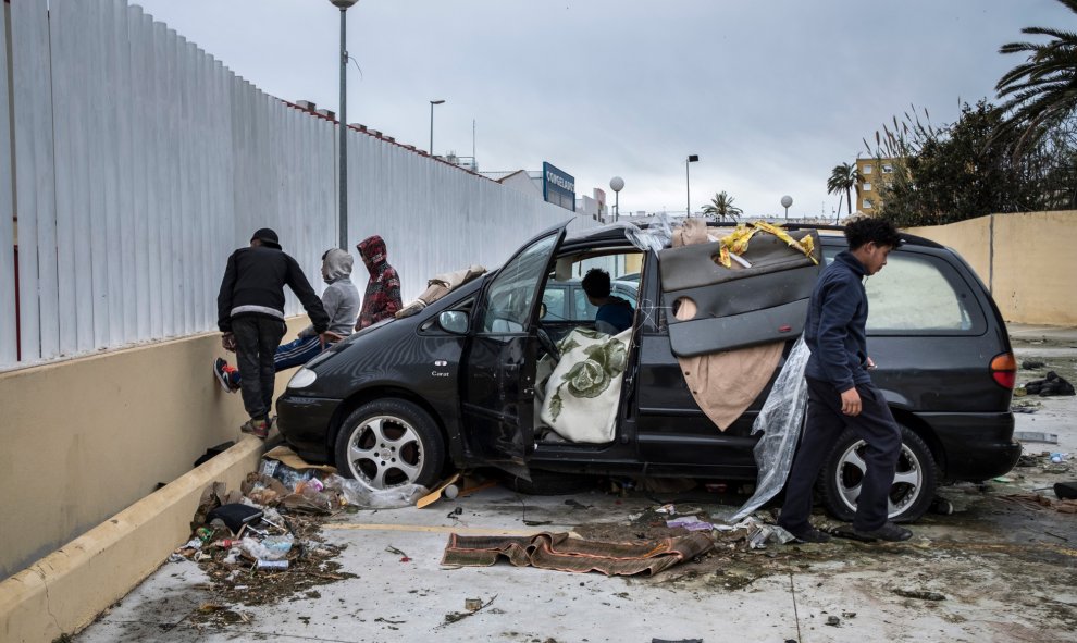 Un grupo de menores migrantes se junta en el coche donde duermen varios de ellos, en Ceuta. Los menores migrantes que llegan solos son uno de los colectivos más vulnerables e invisibilizados en España.- PEDRO ARMESTRE/SAVE THE CHILDREN