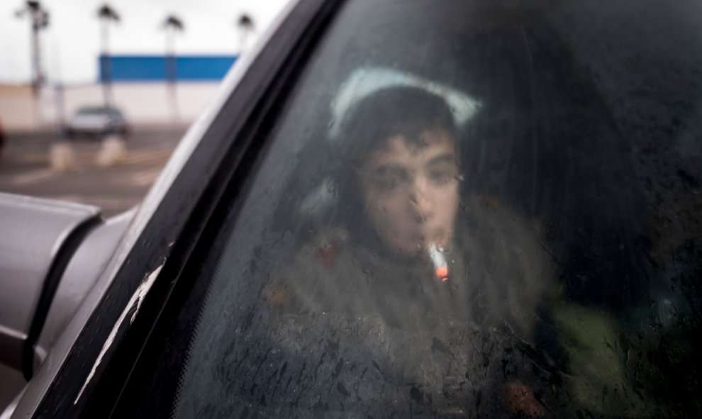 Un menor migrante, en el interior de un coche en Ceuta.-PEDRO ARMESTRE / SAVE THE CHILDREN