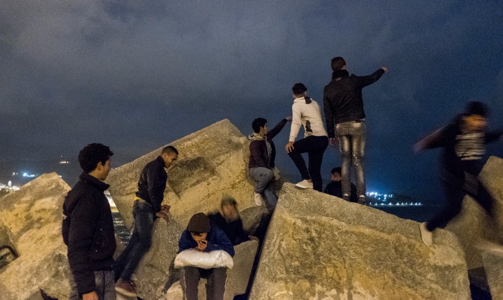 Un grupo de menores migrantes se reúne en las inmediaciones del puerto de Ceuta, donde esperan el momento adecuado para colarse en un ferry que les lleve a la península.- PEDRO ARMESTRE / SAVE THE CHILDREN