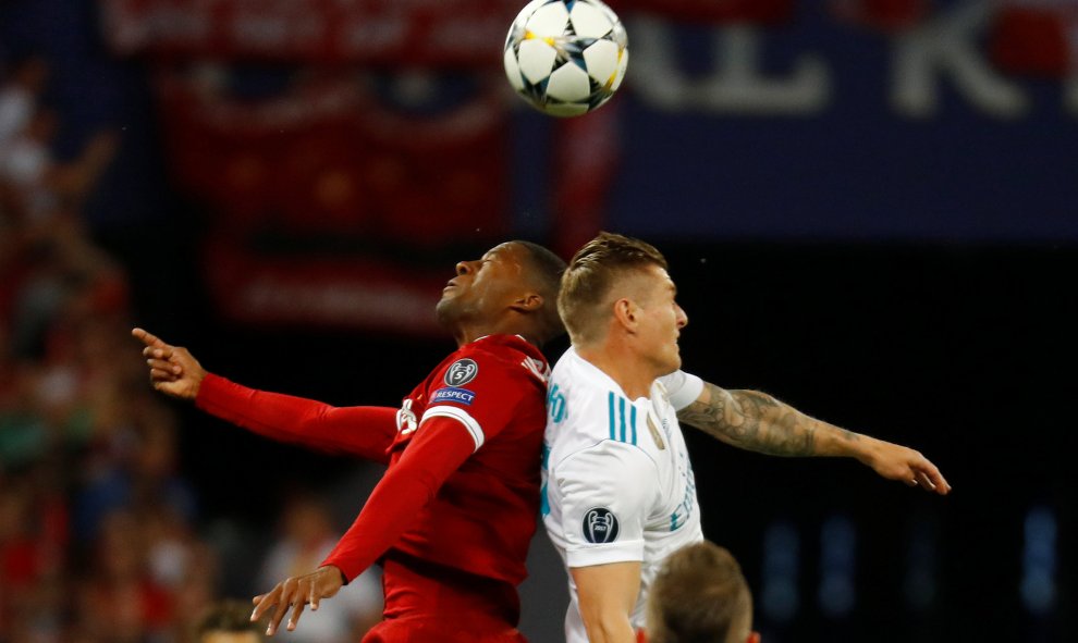 Un balón dividido entre Tomi Kroos (derecha) y Georginio Wijnaldum.- REUTERS