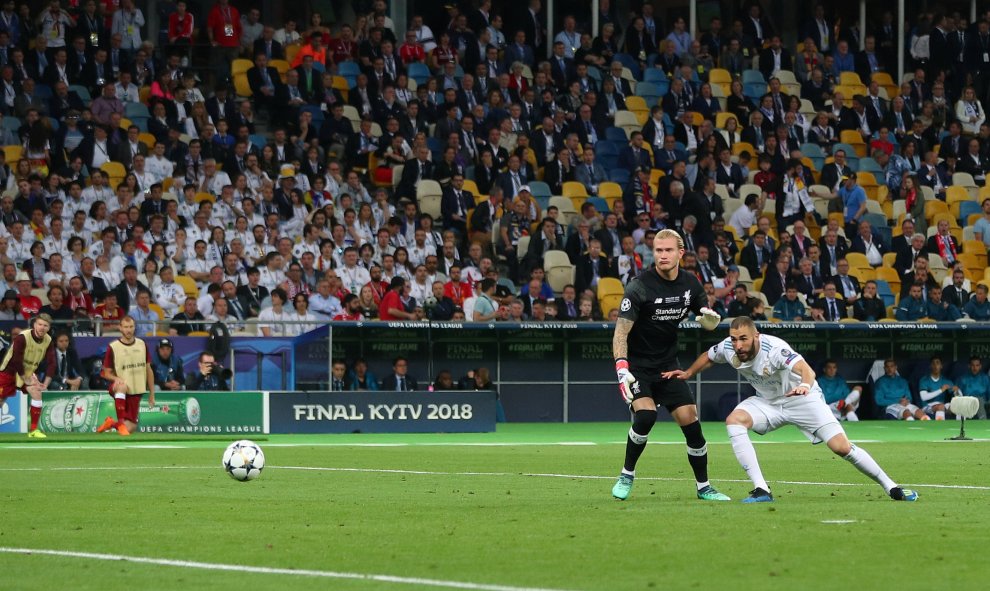 El delantero de Real Madrid, Karim Benzema, marca el primer gol al interceptar un saque del portero.-REUTERS