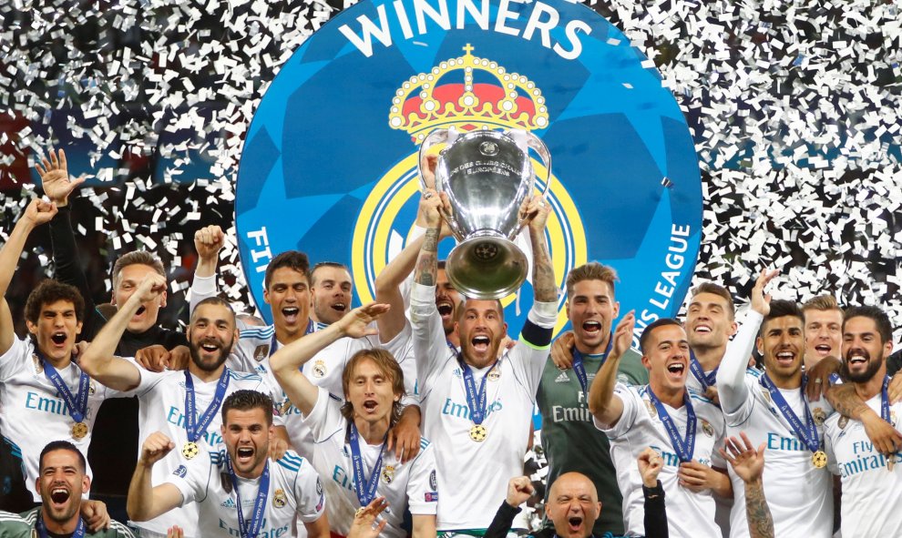 El capitán del Real Madrid levanta la decimotercera Champions que gana el equipo.- REUTERS