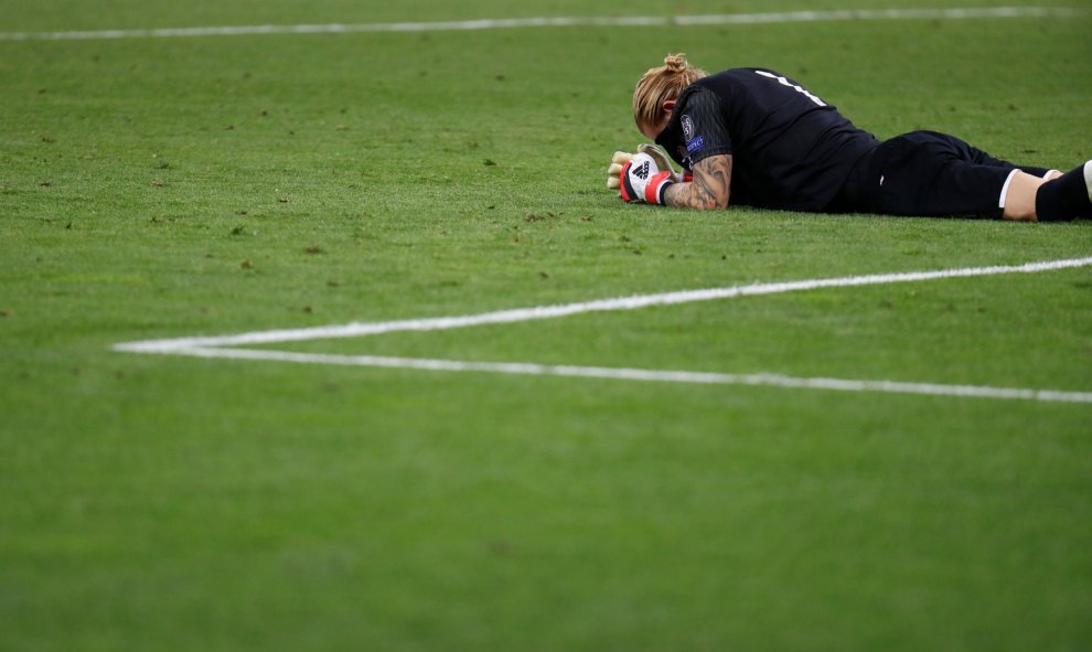 El portero del Liverpool, sobre el césped, entristecido por sus repetidos errores en la final que han llevado a la derrota de su equipo.-REUTERS