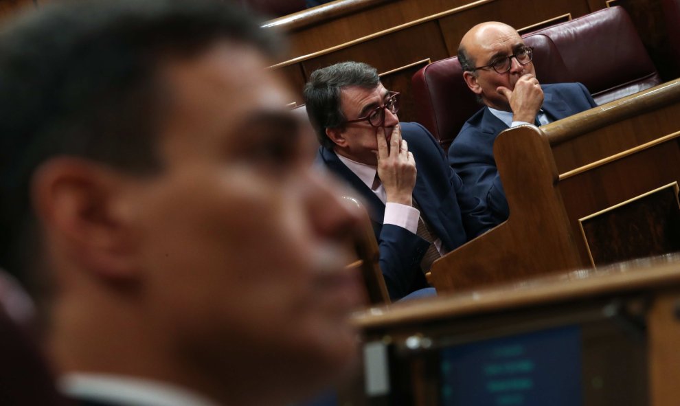 El líder del Partido Socialista Pedro Sánchez, el portavoz del Partido Nacionalista Vasco (PNV), Aitor Esteban y Mikel Legarda durante una moción de censura- REUTERS