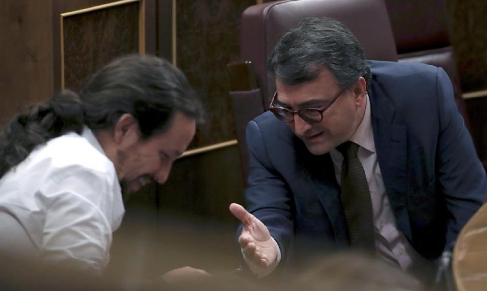 El líder de Podemos, Pablo Iglesias, conversa con el portavoz del PNV, Aitor Esteban, esta tarde en el Congreso de los Diputados - EFE
