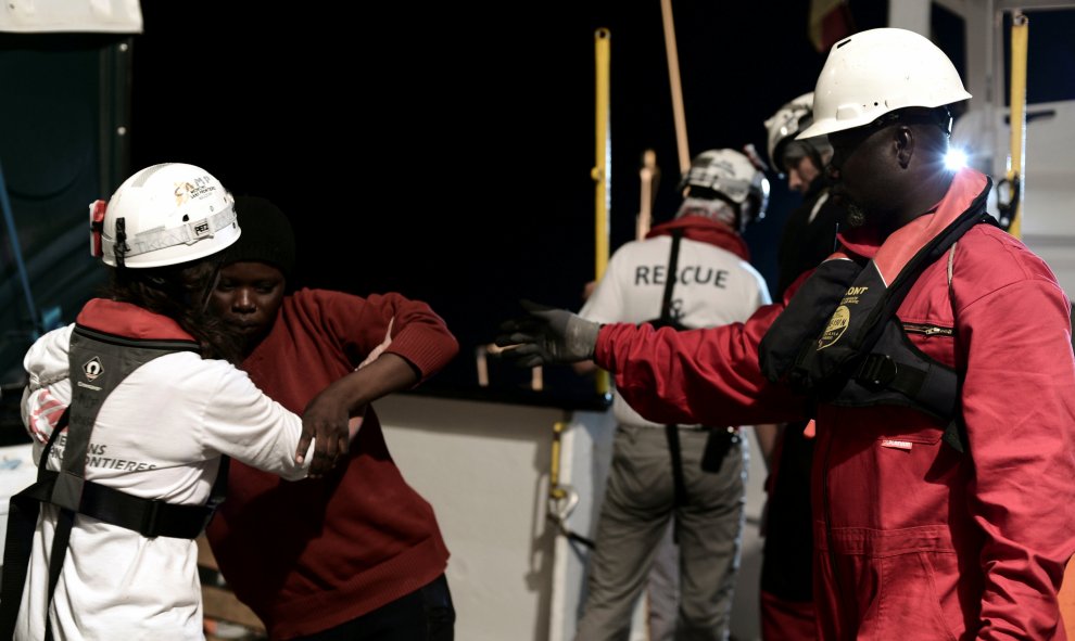 Una personas rescatada por la tripulación del barco de salvamento Aquarius este fin de semana.- REUTERS/Karpov