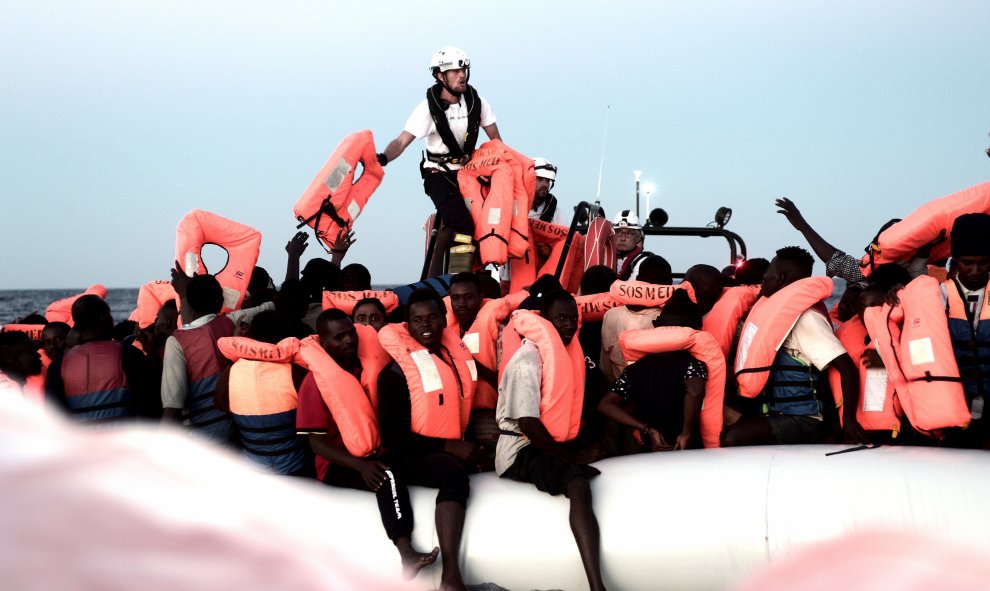 Personal de rescate del Aquarius ponen a salvo a un grupo de personas migrantes a la deriva, frente a las costas de Libia.- REUTERS/ Karpov