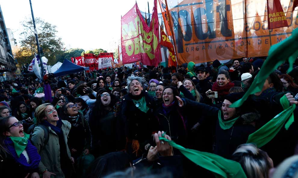 La Cámara de Diputados de Argentina aprobó un proyecto de ley que busca despenalizar el aborto hasta la semana 14 de gestación, que pasa ahora al Senado para su tratamiento y eventual sanción definitiva. (DAVID FERNÁNDEZ | EFE)