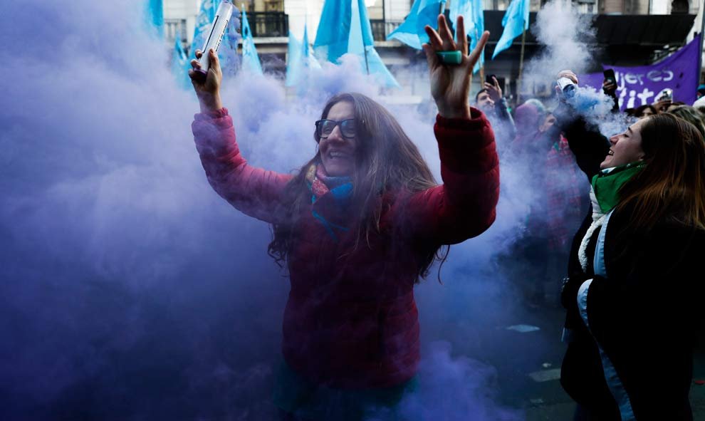 Una mujer festeja la decisión del Congreso argentino. (DAVID FERNÁNDEZ | EFE)