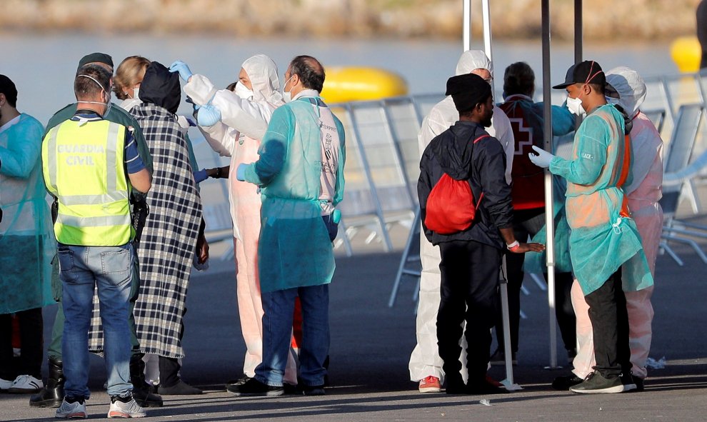 Un dispositivo de emergencia de 2.320 personas ha esperado en el puerto de Valencia. - EFE