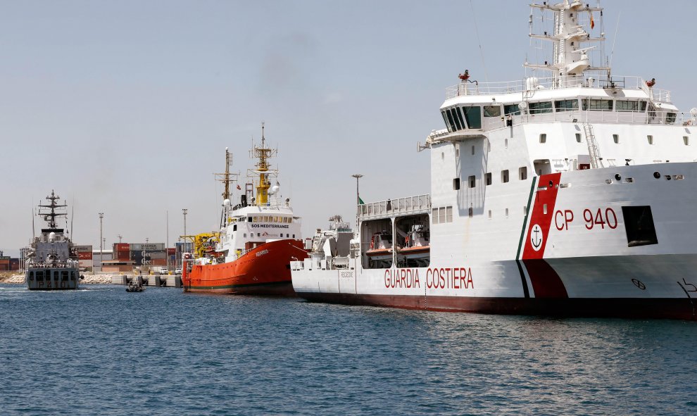 Los tres buques que trasladaban a 630 inmigrantes a España, el Orione (i), el Aquarius (c) y el Dattilo, amarrados en el puerto de Valencia tras los desembarques. - EFE