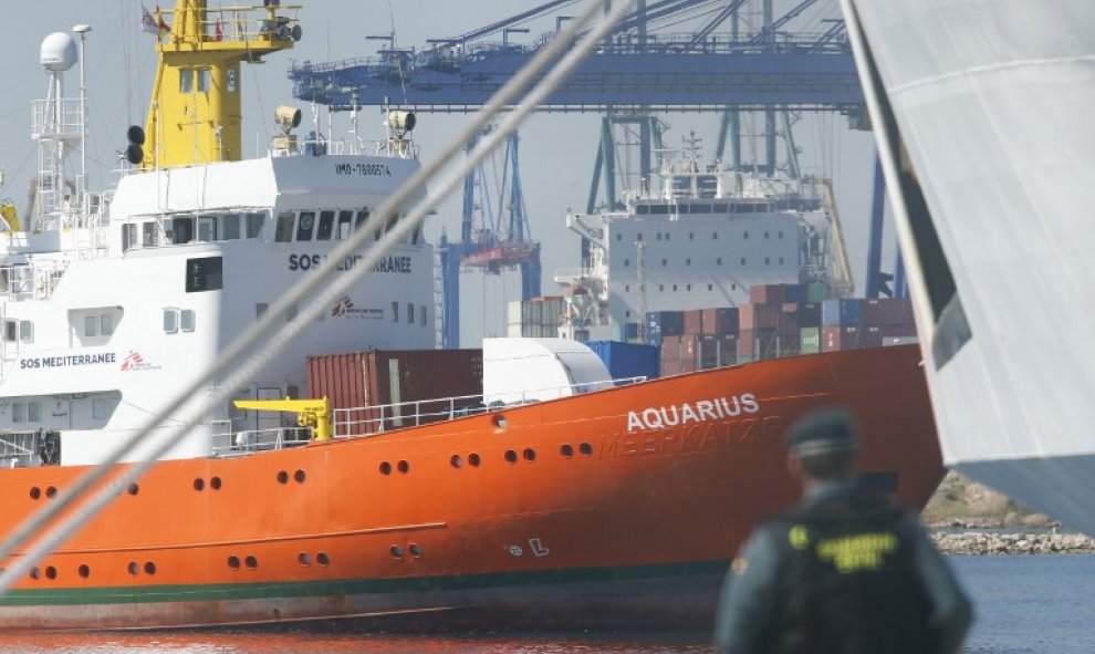 Un agente observa la llegada del Aquarius al puerto de Valencia. - AFP