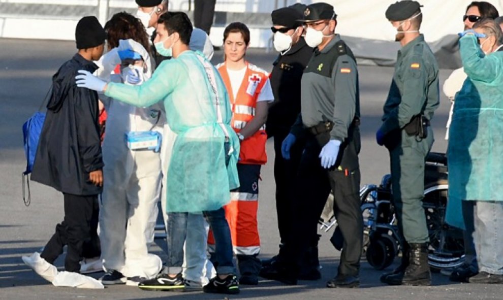 Voluntarios, personal sanitario y policías atienden a los migrantes que han llegado a Valencia a bordo del Dattilo. - AFP