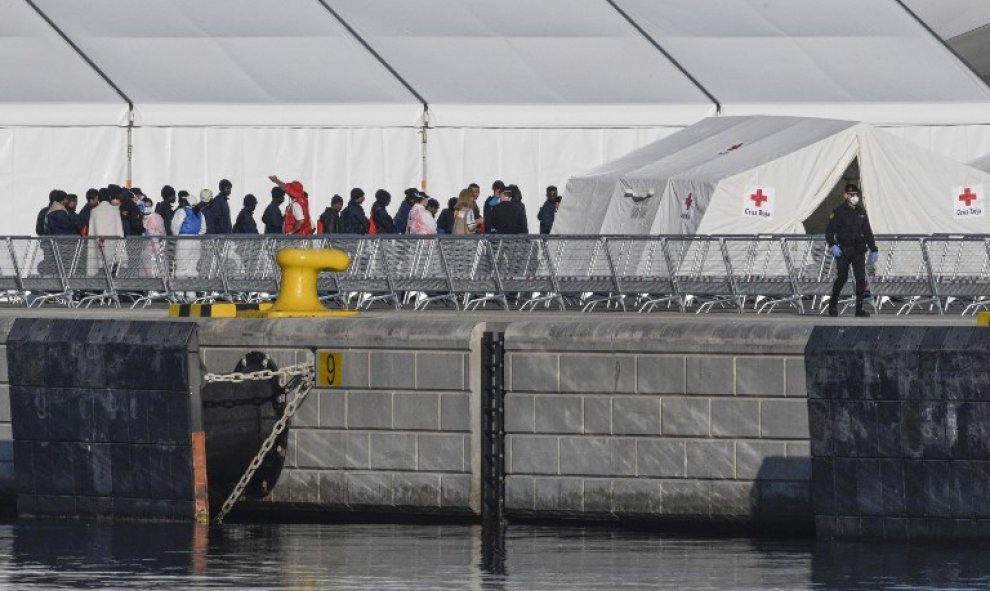 Migrantes atendidos por la Cruz Roja. - AFP
