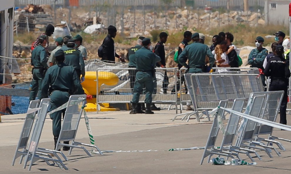 Varios de los migrantes  desembarcan en el puerto de Valencia tras ser rechazos hace una semana por Italia.- REUTERS