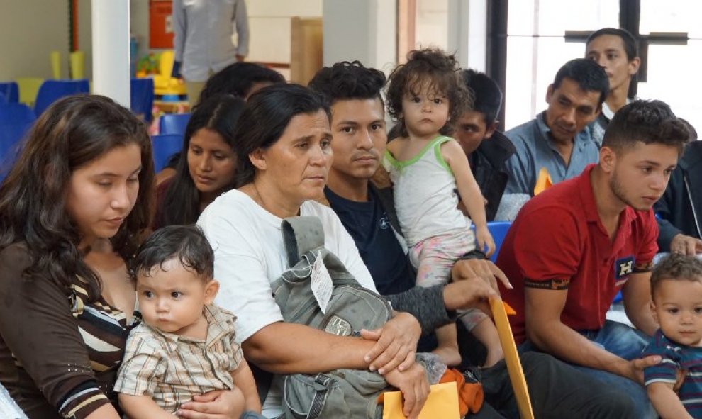 Los migrantes esperan ser asistidos por voluntarios en un Centro de Respiro Humanitario en la ciudad fronteriza de McAllen, Texas en junio/AFP