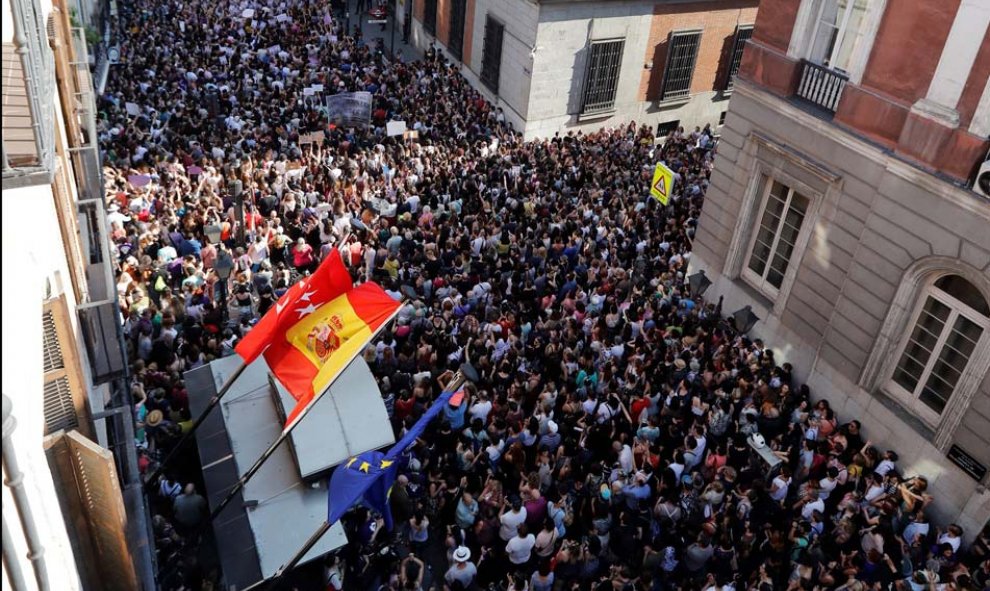 Manifestación de mujeres en Madrid, esta tarde ante el Ministerio de Justicia, en protesta por la puesta en libertad de 'La Manada'. (JUAN CARLOS HIDALGO | EFE)