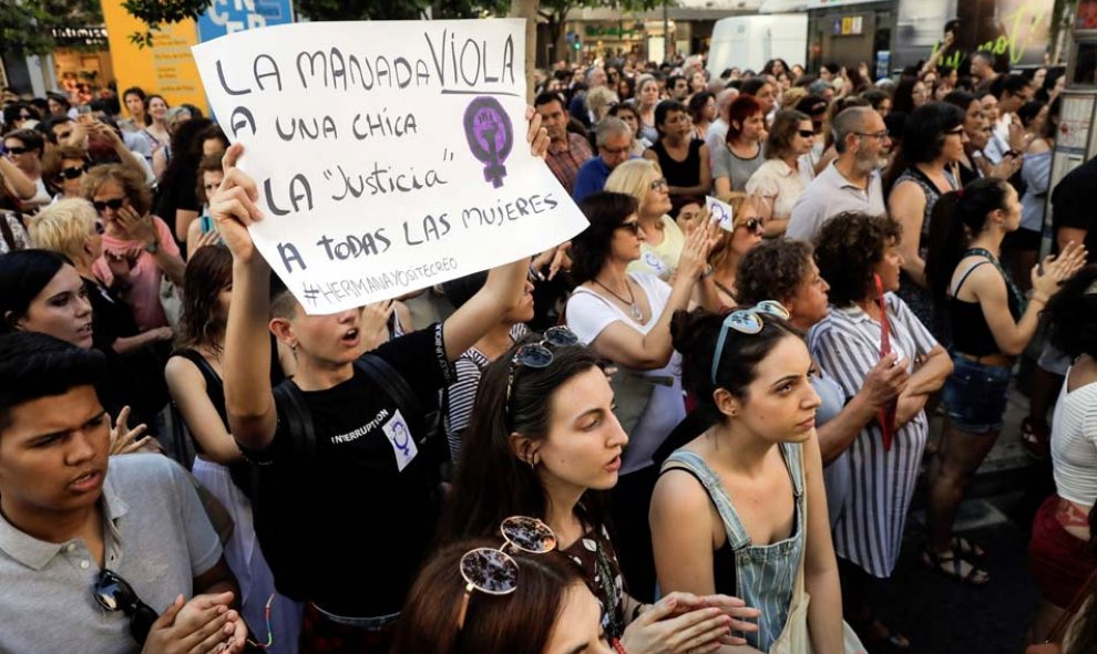 Vista general de la concentración convocada por la Asamblea Feminista del País Valencià. (KÄI FOSTERLING | EFE)