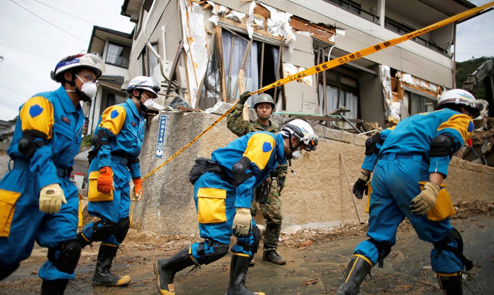 Más de 70.000 militares, policías y bomberos de Japón están trabajando entre los escombros en la búsqueda de decenas de desaparecidos. / Reuters