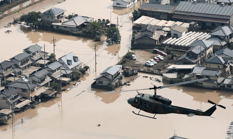 El Gobierno japonés ha enviado camiones de agua para suministro de las viviendas en las zonas más afectadas. / Reuters