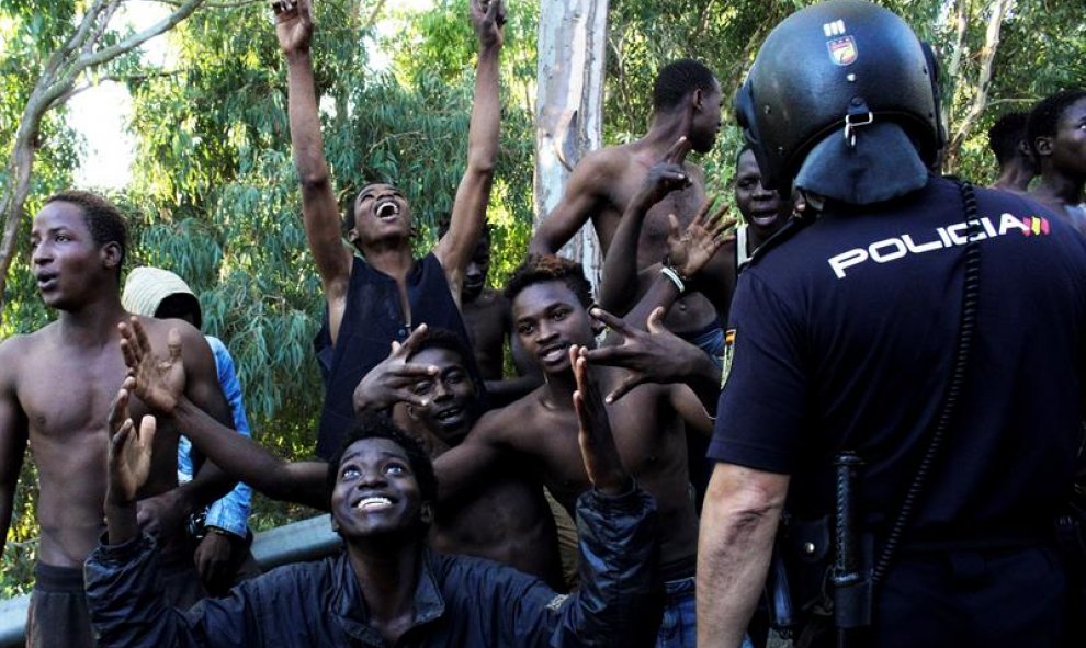 Unos 700 inmigrantes subsaharianos lograron acceder a la ciudad española de Ceuta tras un salto masivo a la valla fronteriza que separa la ciudad de Marruecos/EFE