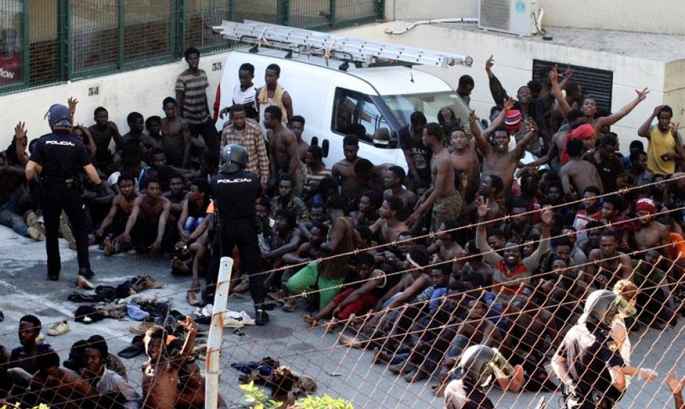 Los migrantes subsaharianos frente a la valla que separa la ciudad de Ceuta con Marruecos/EFE