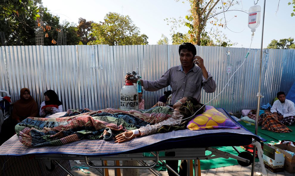 Los heridos se acumulan a las afueras del hospital de Tanjung en Indonesia. / Reuters