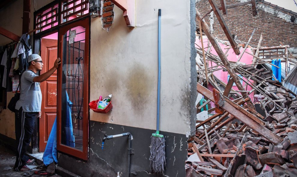 Un hombre mira los restos de su casa parcialmente derrumbada tras el terremoto en Lendang Bajur Hamlet, Lombok, Indonesia. / Reuters