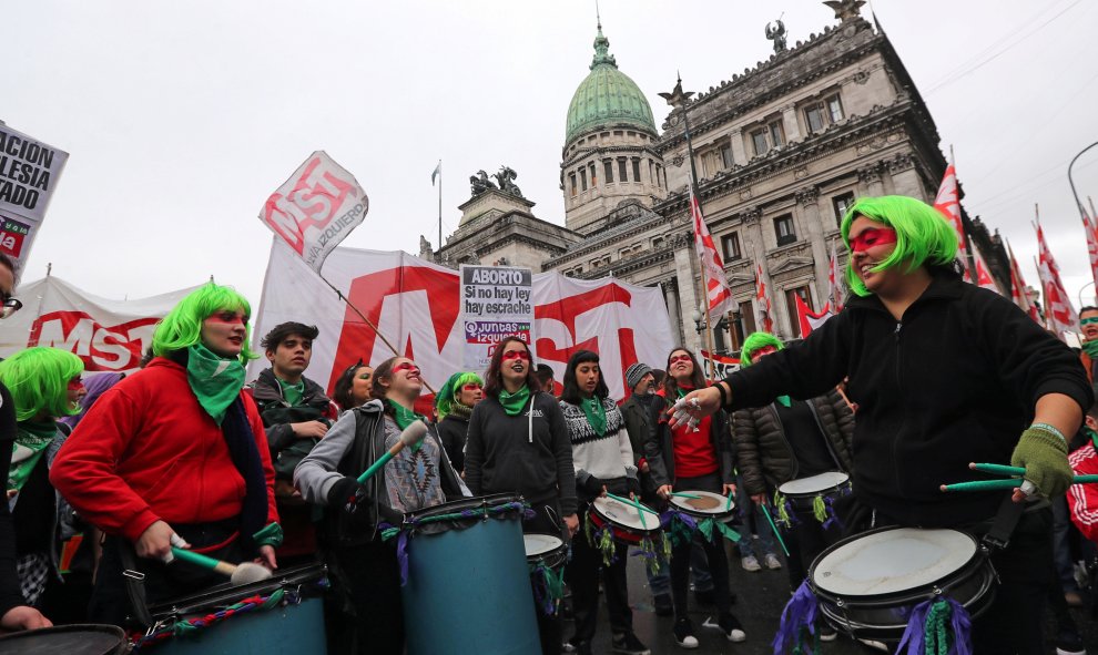 Miles de personas claman frente a la Plaza del Congreso de Buenos Aires./ REUTERS - Marcos Brindicci