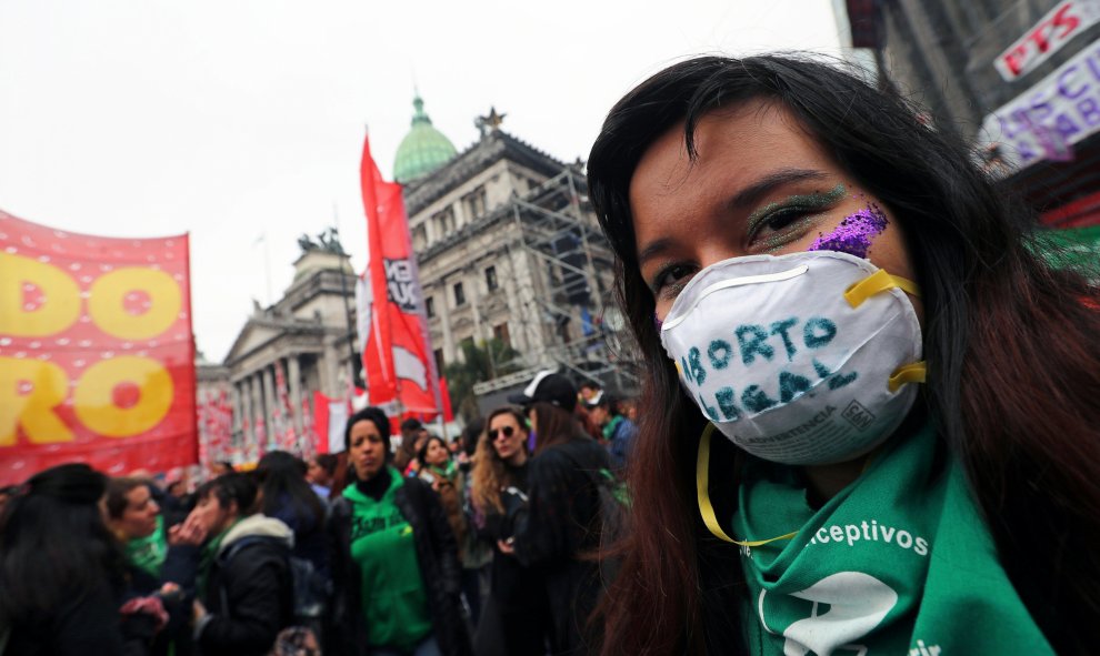 Activistas a favor de la despenalización del aborto se concentran en la Plaza del Congreso de Buenos Aires, donde el Senado argentino debate la ley sobre la interrupción del embarazo.. REUTERS/Marcos Brindicci