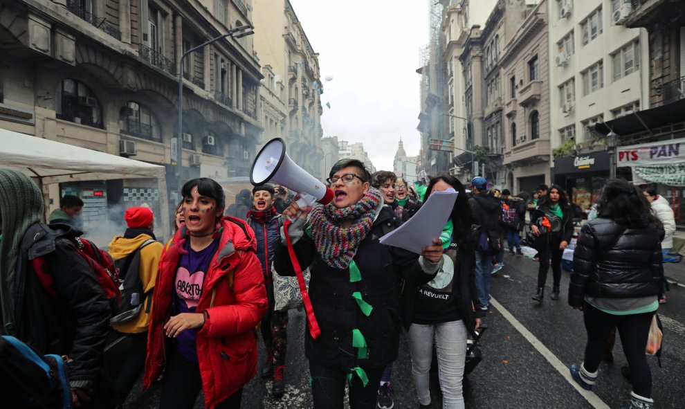 Miles de feministas gritan en las calles de Buenos Aires para conseguir la legalización del aborto / REUTERS - Marcos Brindicci