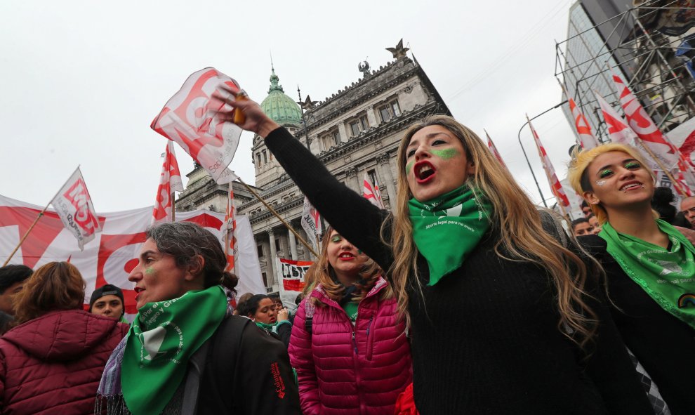 Manifestantes luchan por la aprobación del Proyecto de Ley de Interrupción Voluntaria del Embarazo (IVE). / REUTERS - Marcos Brindicci