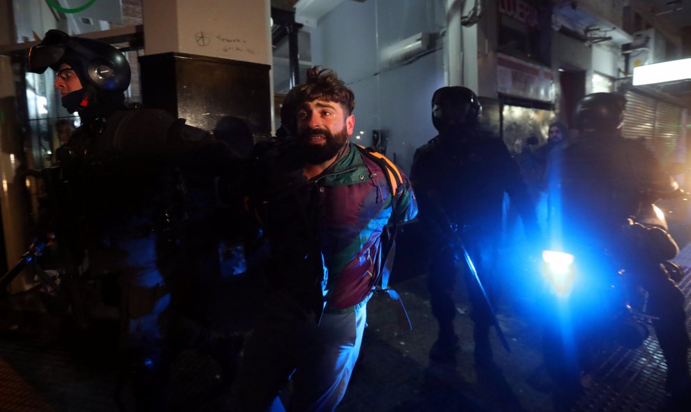 Un hombre es detenido por un policía en los disturbios originados después de la negativa del Congreso de la Nación de Argentina para la despenalización del aborto. / REUTERS - Marcos Brindicci