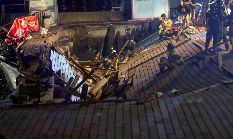Una plataforma de madera se ha hundido provocando la caída de decenas de asistentes al mar mientras asistían al festival O Marisquiño, noche en Vigo. EFE/Salvador Sas