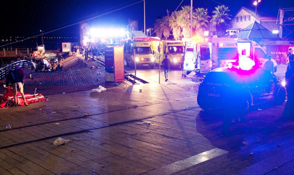 Un muelle de madera se ha hundido provocando la caída de decenas de asistentes al mar mientras asistían al festival O Marisquiño, en Vigo. EFE/Salvador Sas