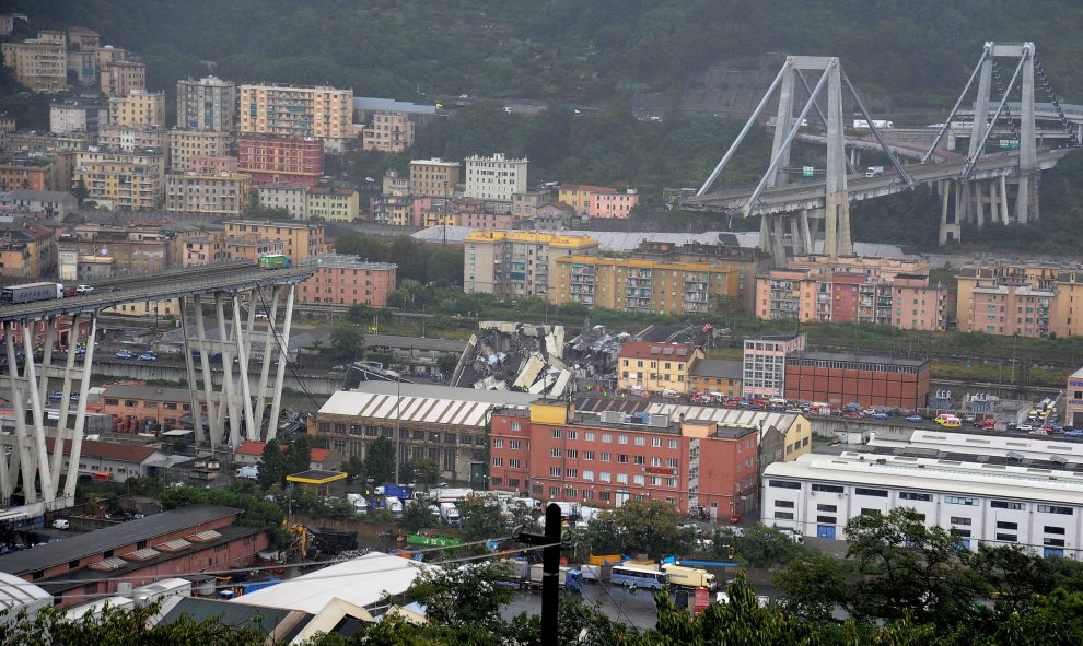 Al menos 22 personas han muerto y cinco han resultado gravemente tras el derrumbe de un puente en Génova (Italia). / REUTERS
