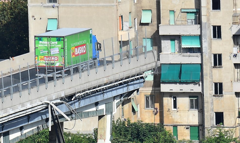 Un camión permanece al borde de la sección que continúa en pie del puente que el martes se desplomó en Génova (Italia). EFE/ Luca Zennaro