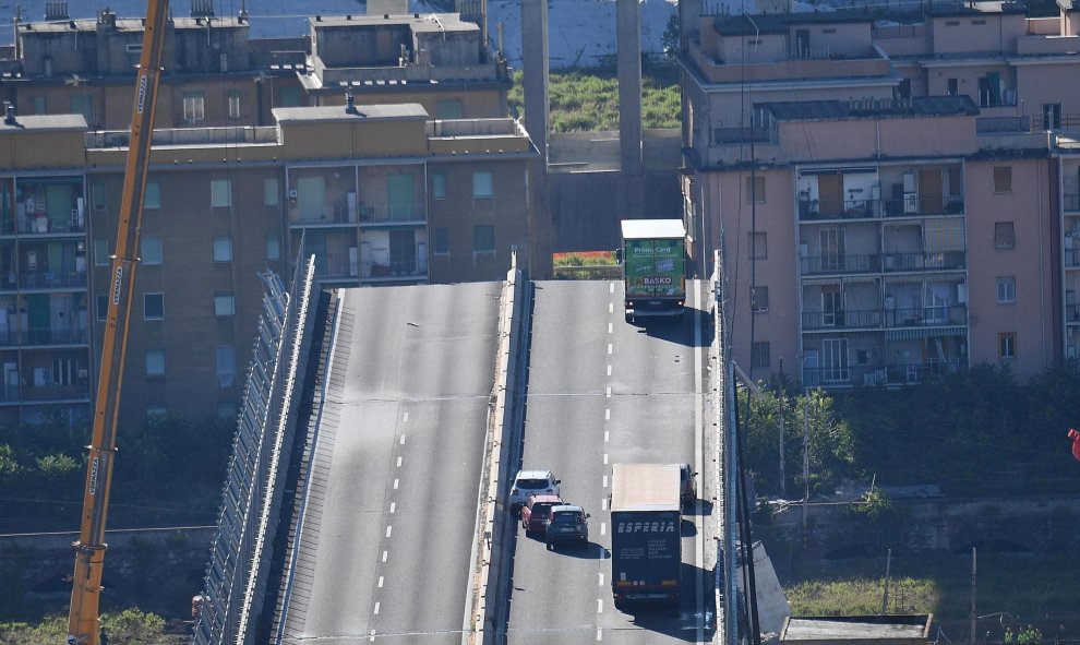 Una grúa trabaja en las labores de búsqueda de víctimas y retirada de los escombros del puente que el martes se desplomó en Génova (Italia. EFE/ Luca Zennaro