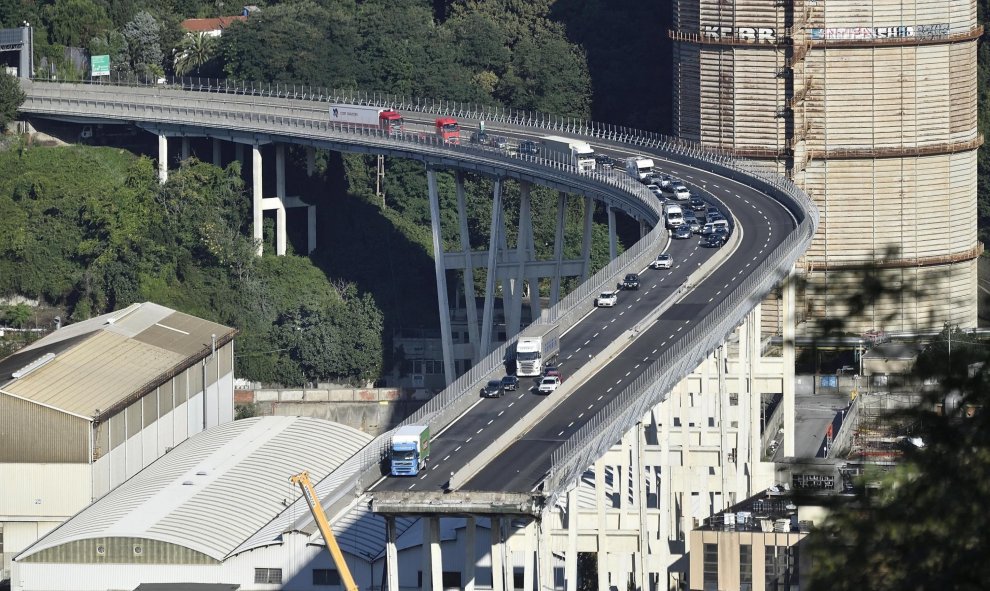 Vehículos permanecen sobre una sección de un puente que continúa en pie tras el desplome de un tramo el martes en Génova (Italia). EFE/ Flavio Lo Scalzo