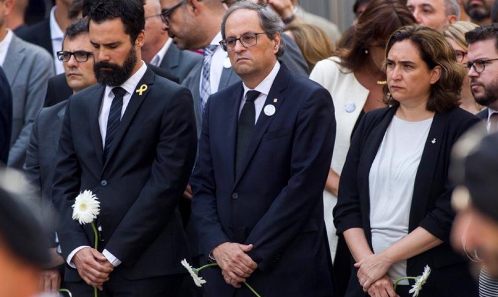 Roger Torrent, presidente del parlamento catalán, a la izquierda; Quim Torra, presidente de la Generalitat de Catalunya, en el centro; y Ada Colau, alcaldesa de Barcelona, a la derecha, han participado en los actos de homenaje por los atentados del 17A en
