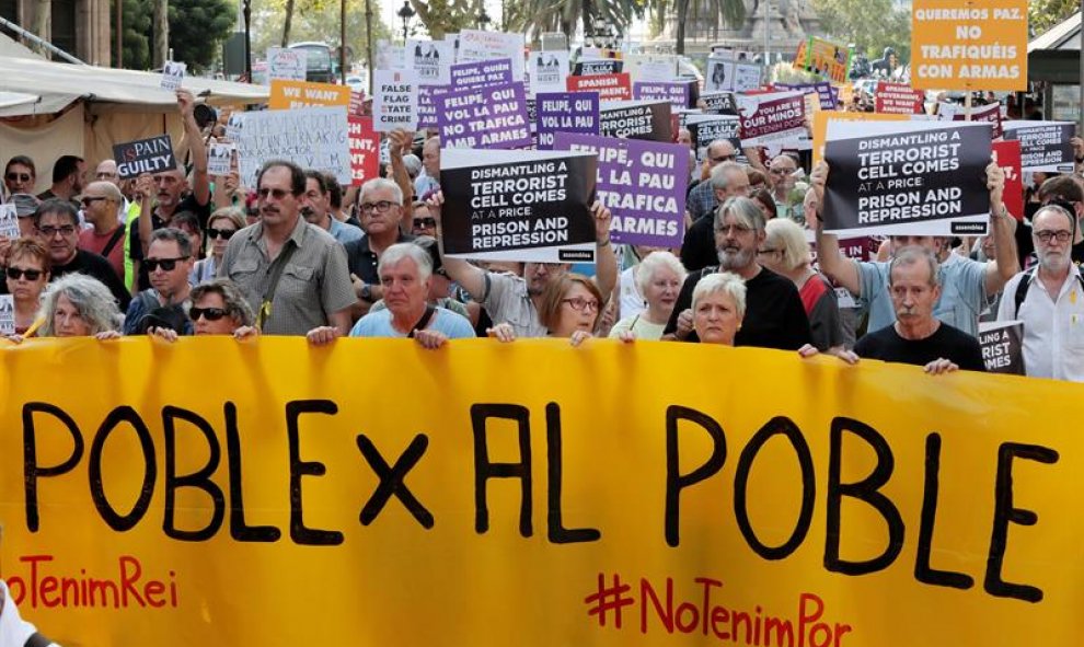 Integrantes de los Comités de Defensa de la República (CDR), durante la marcha que han organizado como homenaje a las víctimas en el primer aniversario de los atentados del 17-A | EFE / Susanna Sáez