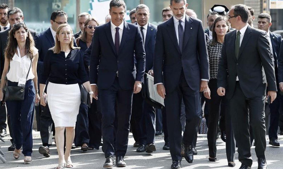 Los Reyes a su llegada a la plaza de Catalunya para presidir los actos de homenaje a las víctimas en el primer aniversario de los atentados del 17-A, acompañados, entre otros, del presidente del Gobierno, Pedro Sánchez, | EFE / Andreu Dalmau